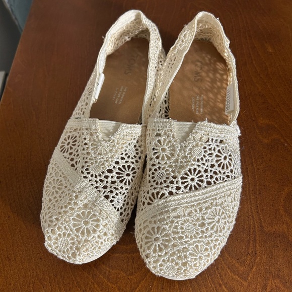 5/$25 TOMS Women's Cream Crochet Espadrilles - Picture 4 of 6